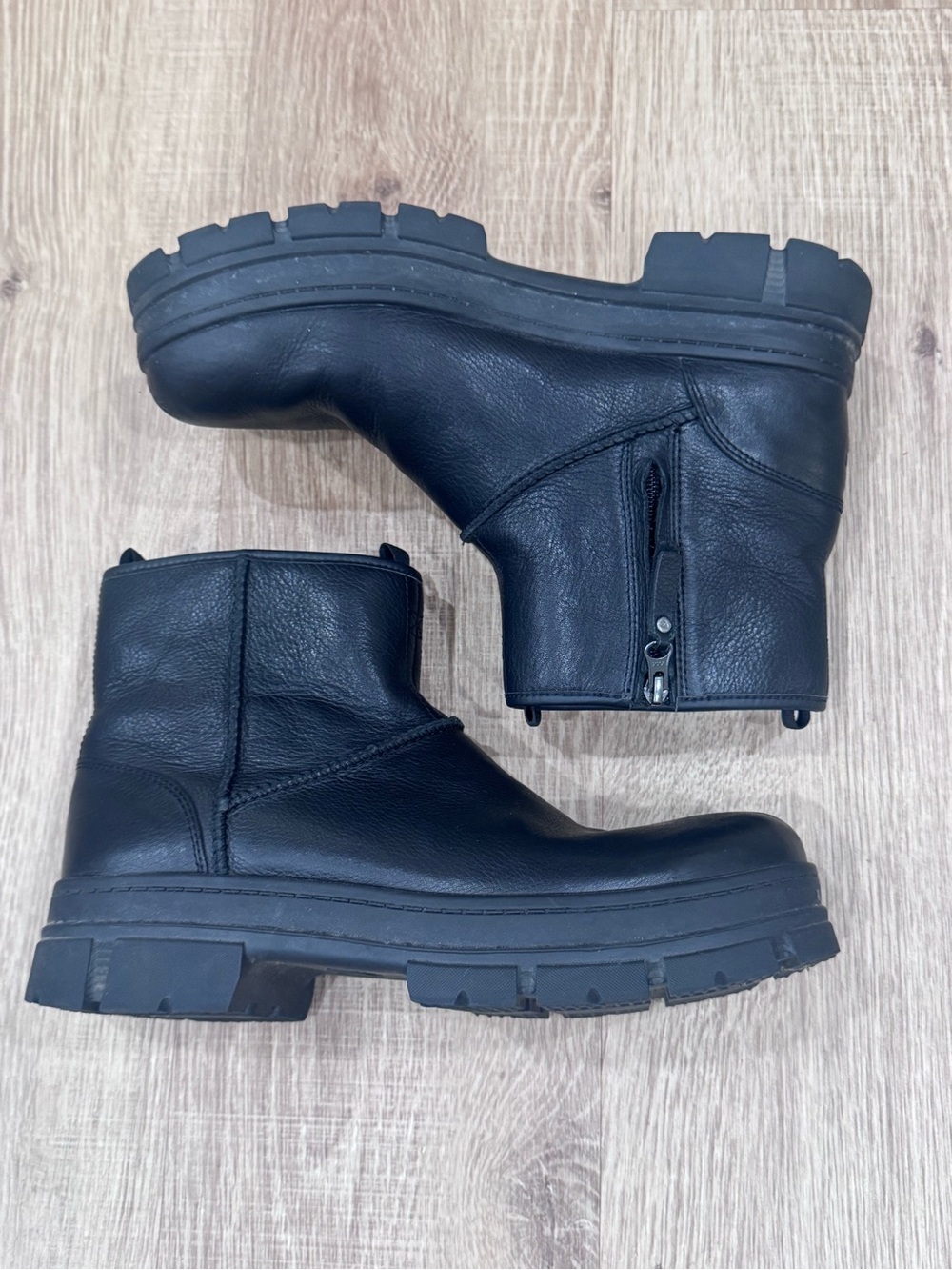 UGG Men’s Skyview Classic Pull-On Waterproof Black Leather Boots Sz 11